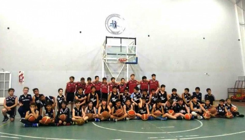 Los “santitos” listos para salir a la cancha. 