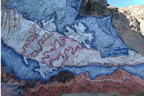 En el Dique Florentino Ameghino un mural pintando en las rocas homenajea a los caídos