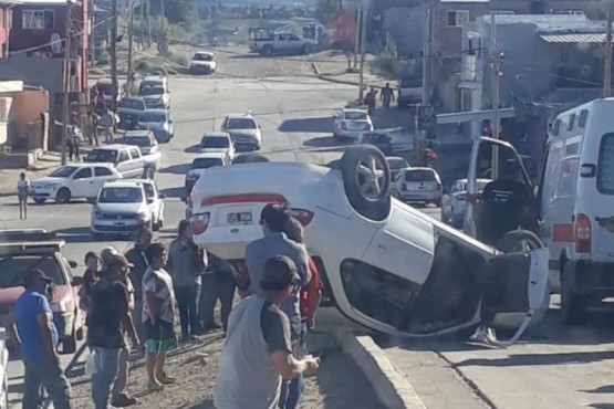 Remís volcó luego de ser chocado