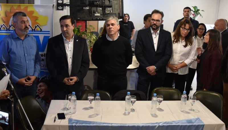 Numerosas autoridades provinciales, encabezadas por el vicegobernador Pablo González, participaron ayer de la inauguración del edificio propio de la Caja de Servicios Sociales en Caleta Olivia.
