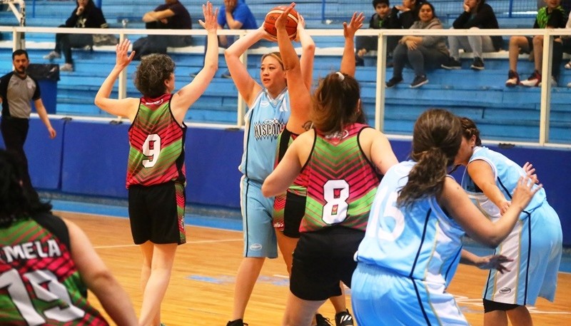 Las chicas están con todas las ganas de jugar. 