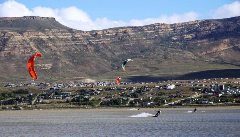 El hombre fue rescatado luego que realizaba una práctica deportiva en el lago Argentino. (Archivo)