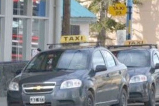 Taxistas piden llevar la bajada de bandera a $40