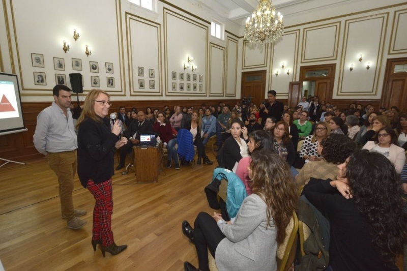 Alicia acompañó a los funcionarios en Casa de Gobierno. 