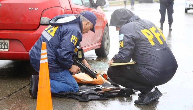 Tanto la Policía Federal como la Policía Provincial realizaron las diligencias en el sitio de la balacera. (C.G.)