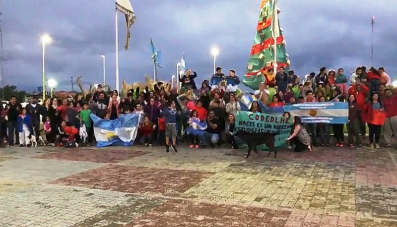 La comunidad educativa del CODHELE realizó un abrazo simbólico en su institución. 