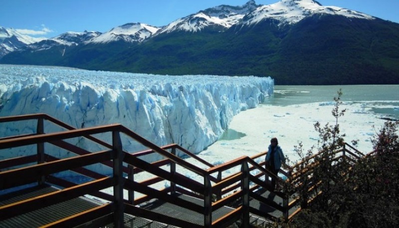 Arreglo de las barandas del glaciar, uno de los reclamos. 