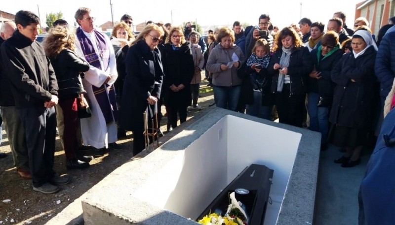 El Obispo se encontraba descansando en el panteón que los salesianos tienen en el cementerio local.