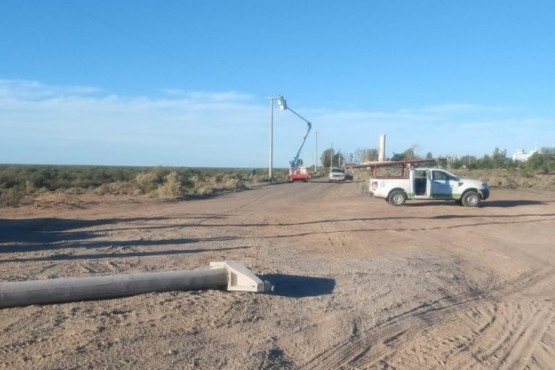 Empresa derrumbó columna y dejó sin luz a gran parte de Trelew