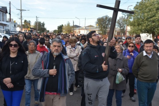 Cientos de devotos rememoraron esta tarde el sacrificio de Jesús