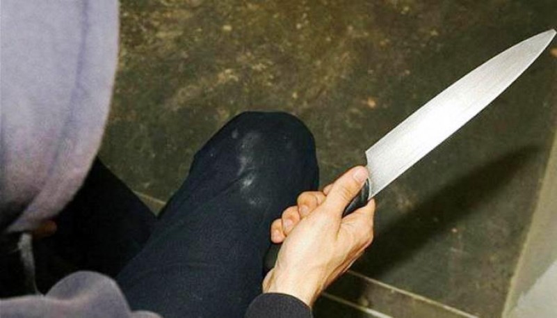 Uno de los sujetos ingresó y amenazó a la víctima con un cuchillo. (Foto ilustrativa)