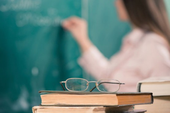 Docente abrió la ventana del aula y desde afuera le arrojaron pintura