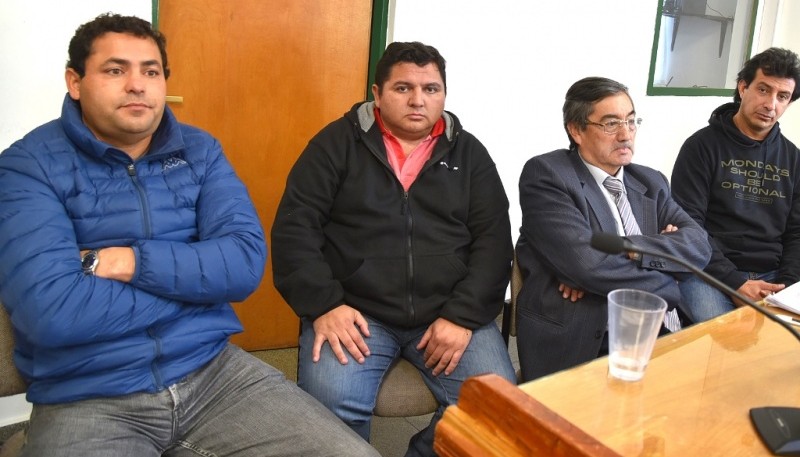 Al igual de lo que sucedió cuando se iniciara el juicio a los tres petroleros, nuevamente se manifestaron referentes del Partido Obrero, de la CTA Autónoma y de ADOSAC.