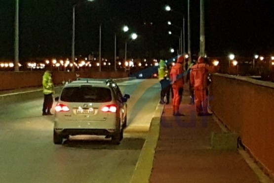 Joven se tiró de un puente e intentan encontrarlo