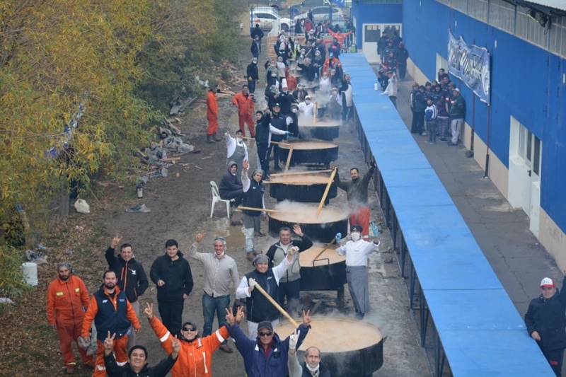 Los trabajadores durante la preparación. 