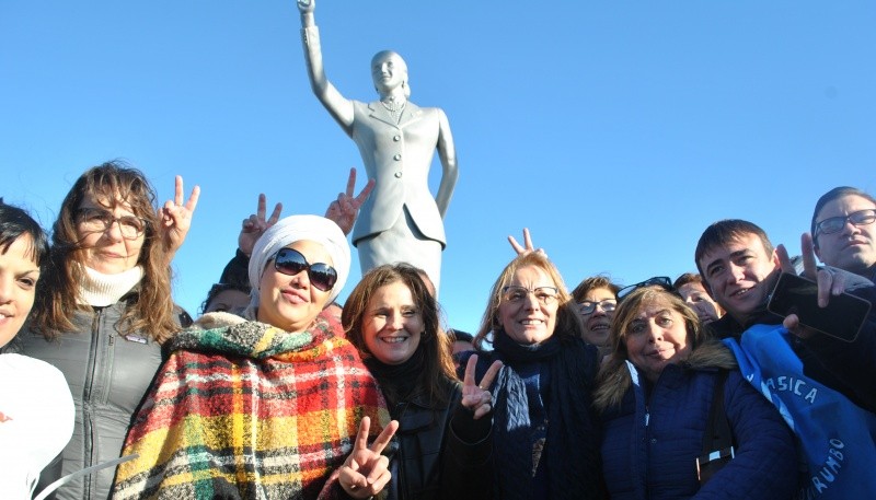 Alicia Kirchner junto a algunos funcionarios y militantes (JCC)