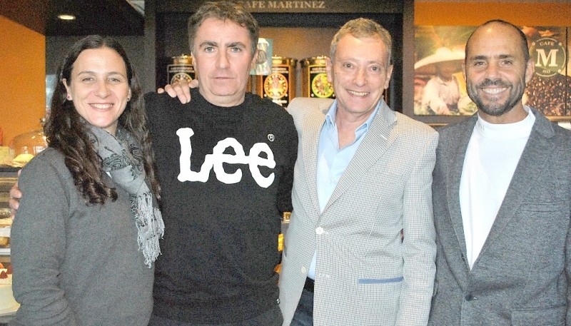 Adriana Pagura (Directora de Operaciones de Café Martínez); Mario Bracalenti y Oscar Spitaleri (dueños de la franquicia de Café Martínez en Río Gallegos); y Marcelo Salas Martínez (socio fundador de Café Martínez). (J. C. C)