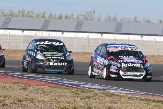 El Nissan corriendo de atrás al auto de Posco. 