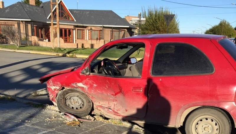 Los rodados terminaron con importantes daños materiales tras impactar de manera frontal en la costanera local. (Foto: Favio Canto)  