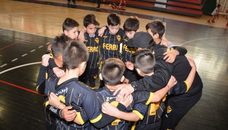 Los chicos de Ferro concentrados antes de entrar a jugar.