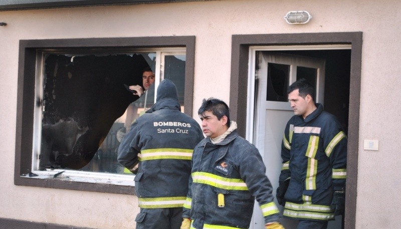 Bomberos trabajaron rápidamente y evitaron que el fuego se expandiera. (Foto: J.C.C.)