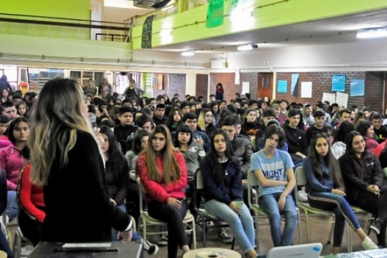 Llevan a cabo jornada de Educación Sexual Integral en escuelas secundarias