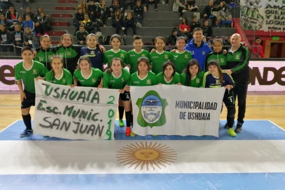 Las chicas de la Escuela Municipal de Futbol obtuvieron el tercer puesto en el Nacional de Clubes