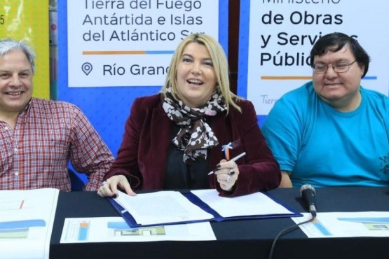 Bertone firmó el contrato de obra para ampliar y refaccionar el CAAD Río Grande