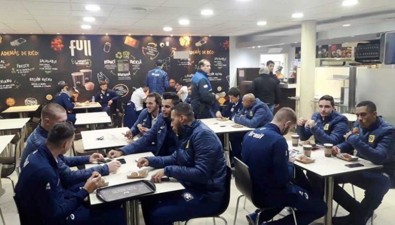 Los brasileños desayunando antes de viajar a Gobernador Gregores. 