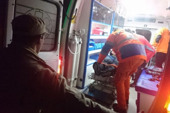 Rescatan a joven de aguas heladas del río Grande