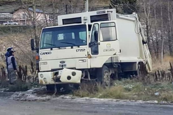 Despistó y chocó un camión recolector