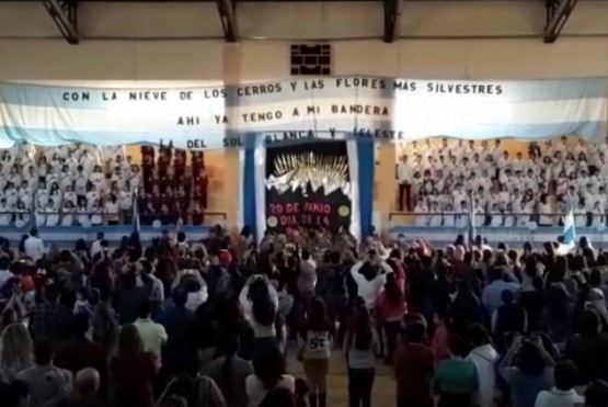 180 alumnos juraron lealtad a la bandera