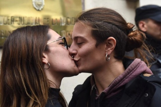 Mariana besó a su novia antes de escuchar el veredicto en su contra (Franco Fafasuli)