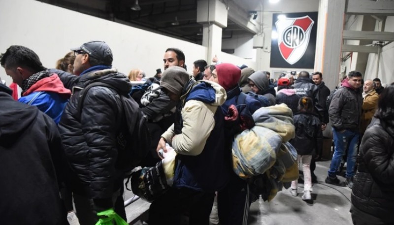 Más de 100 personas fueron a dormir a River en la noche más fría del año (Fotos: Franco Fafasuli y Gustavo Gavotti)