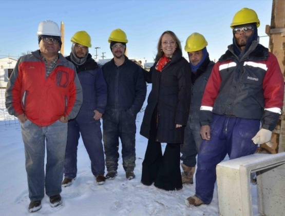 Alicia junto a los trabajadores. 