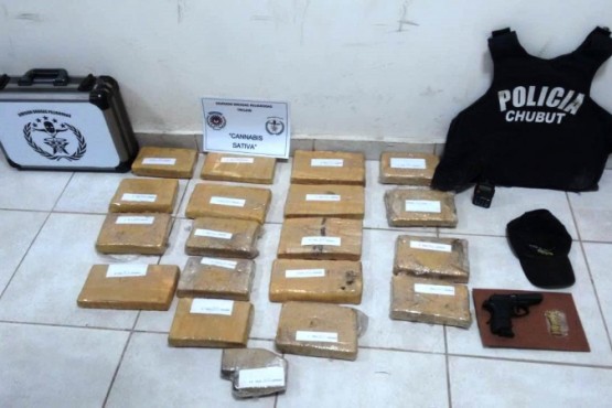 Incautan 17 kilos de marihuana, un chaleco de la Policía y un arma