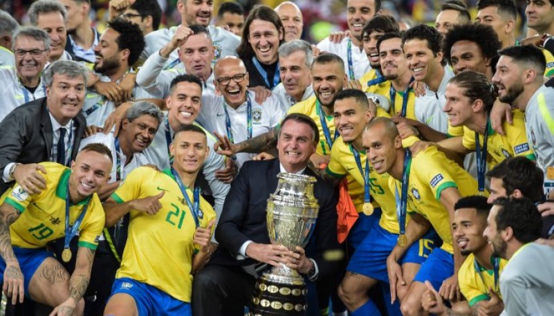 Jair Bolsonaro levantó la copa américa junto a los futbolistas. (NA)