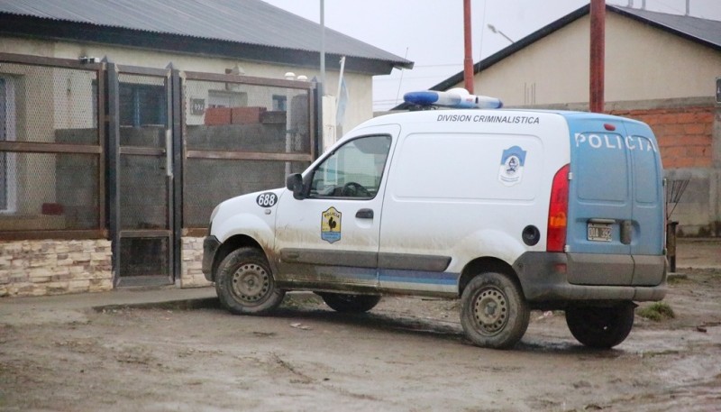 Personal de la División Criminalística realizó las pericias en la vivienda del Bombero. (Foto: C.G.) 