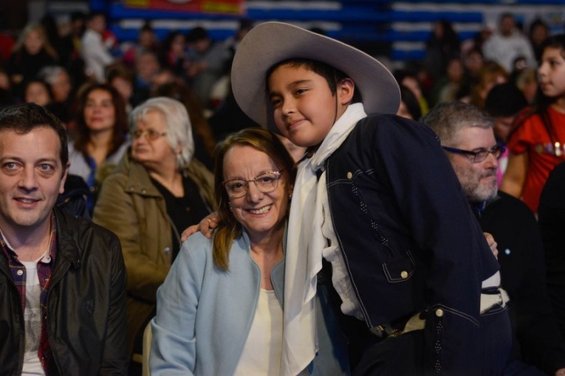 La Gobernadora en el cierre de la velada. 