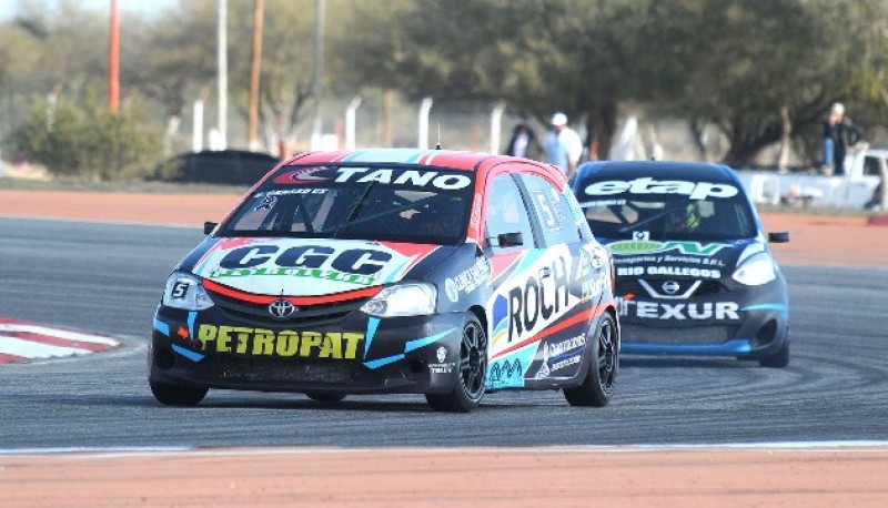 Juntos giraron los autos de los capitalinos. 