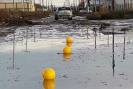 Pusieron boyas para que los autos no se queden empantanados