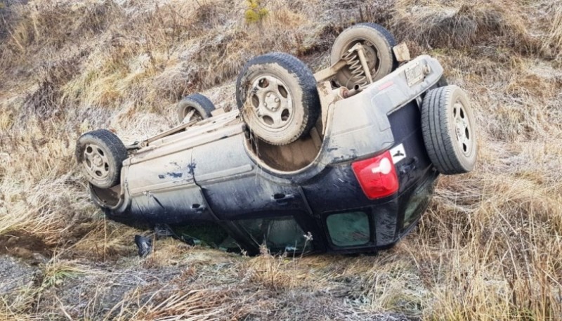 El rodado quedó con las ruedas hacía arriba en la Ruta N°40. (Foto: Por La Tangente)