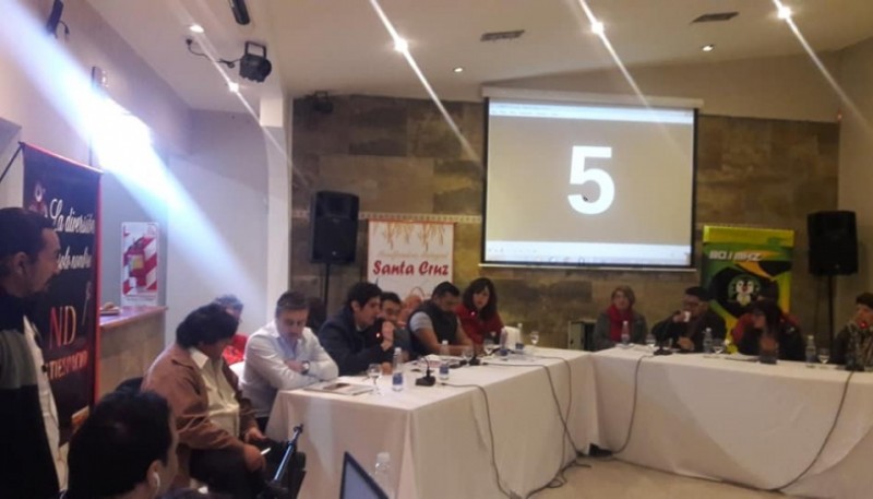 Debate realizado en Perito Moreno. (Foto FM Sensaciones). 