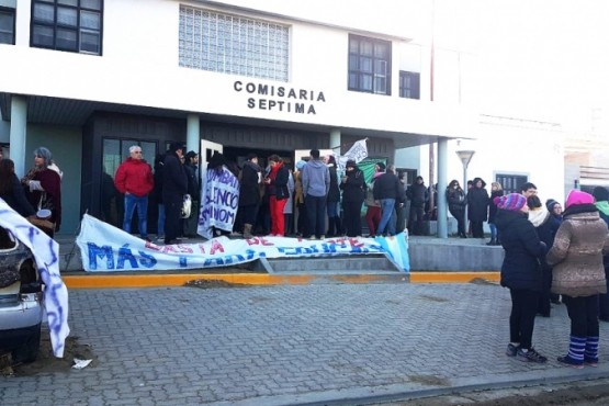 Los trabajadores coparon la Comisaría Séptima en pedido de liberación de los dirigentes.