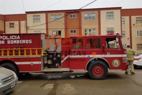 Casi prende fuego la casa por estar fumando 