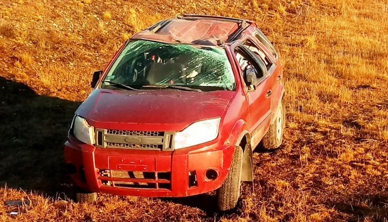 El Ford EcoSport terminó con importantes daños materiales. 