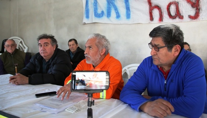 Luis González, ayer junto a los jubilados de YCRT. (C.G.).  