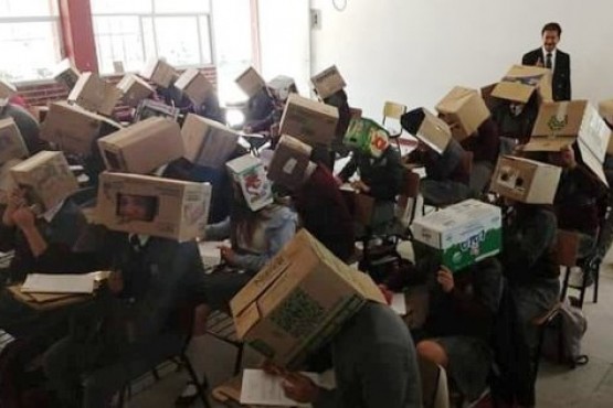 Un profesor le puso cajas de cartón en la cabeza a sus alumnos para que no se copien