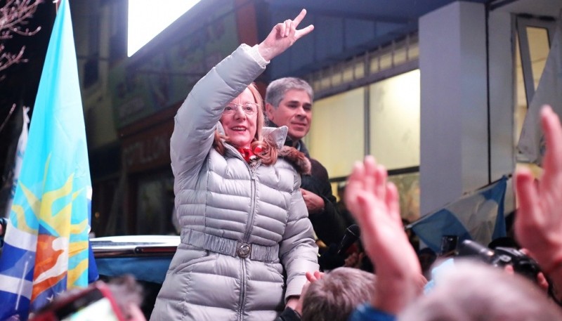 Alicia Kirchner tras ganar las elecciones. Atrás, el actual Vicegobernador, Pablo González. (Foto archivo)