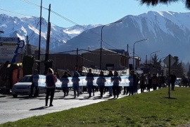 Marcha de estudiantes pidiendo educación y salud pública 